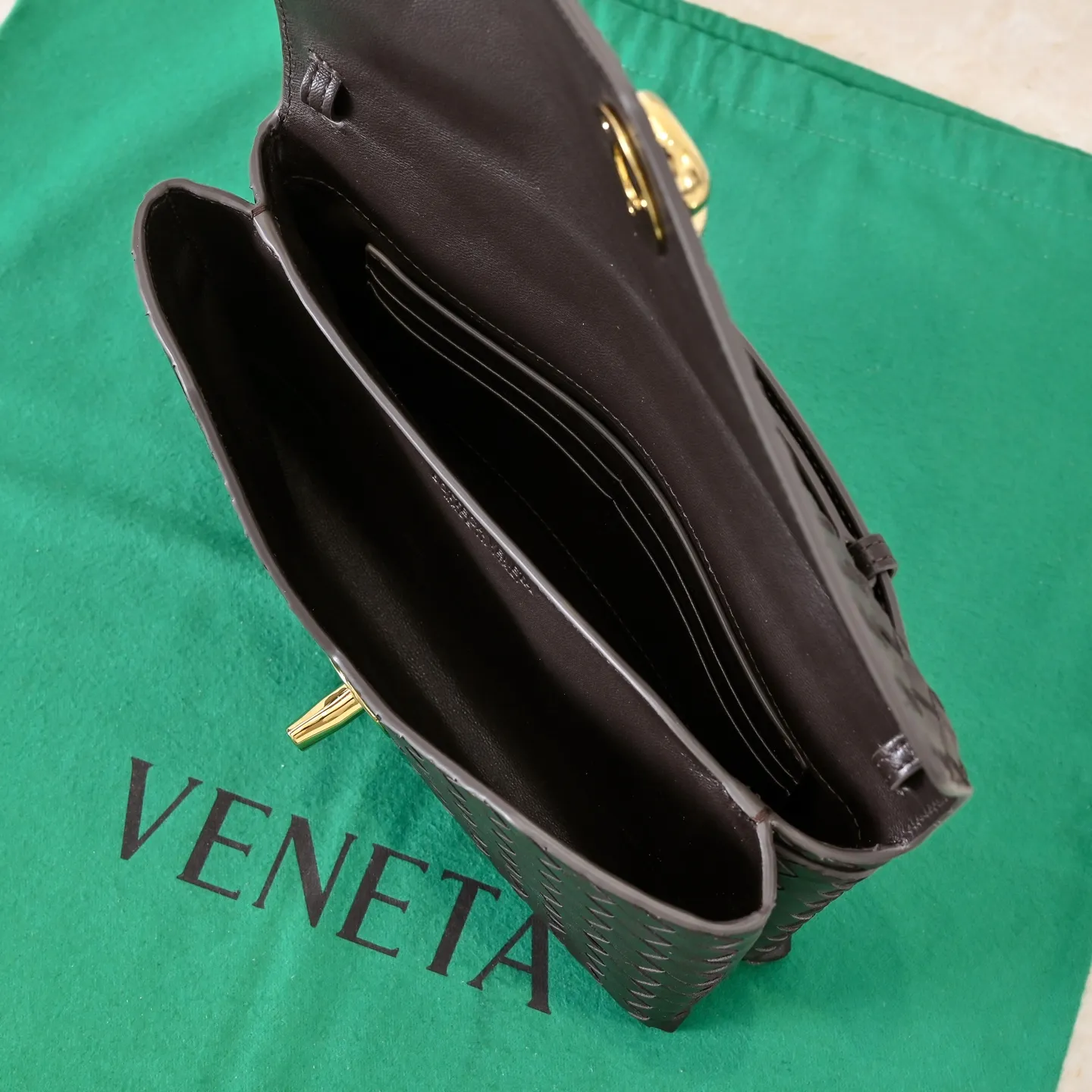 Batch 1660 #Bv new Knot Lock crossbody bag 817191 🎈2025 early spring kont lock new series is hot on the market 🔥The brand’s classic weaving process, with kont’s metal rotating buttons that are exquisite and eye-catching, are a luxurious embellishment of details. The upper body is elegant and elegant, with internal double compartments + card slots + back compartment. Super versatile, multiple carrying methods, detachable shoulder strap, portable/shoulder/cross-body, retro and fashionable, easy to carry with exquisite old-line style🫴 Model: 7191 Size: 25x16x5.5